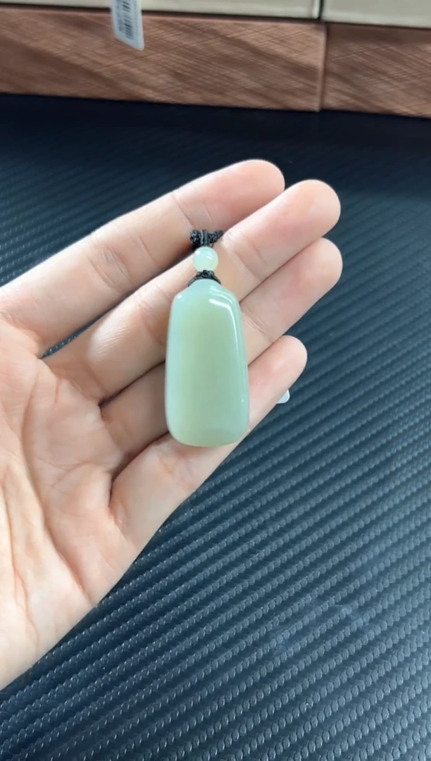 吊坠(赠链)未镶嵌和田玉且末微色差近矿