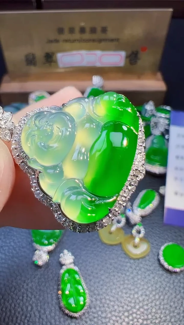 翡翠18K金镶嵌颈饰?*岁翡翠