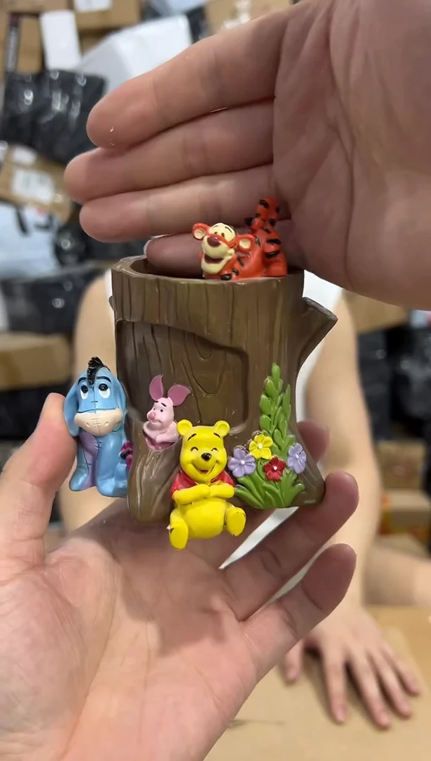 瓷片维尼树桩笔筒 树脂