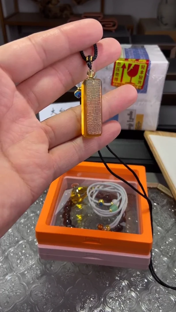 琥珀颈饰未镶嵌天官赐福