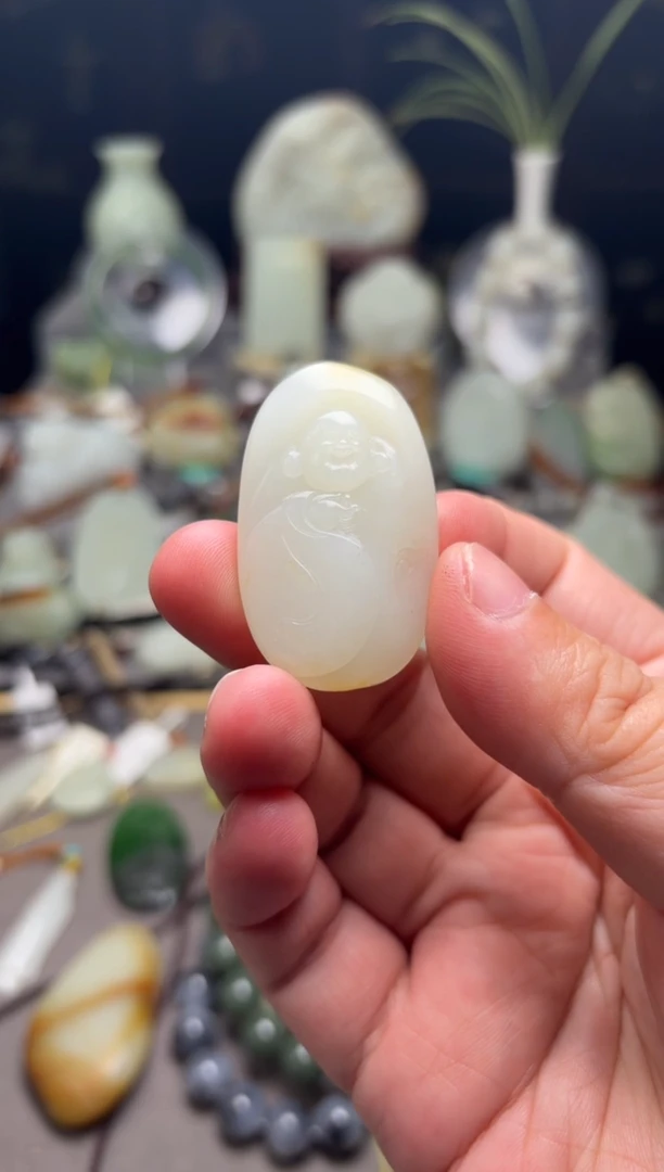 颈饰未镶嵌和田玉著****谋佛（没证书）