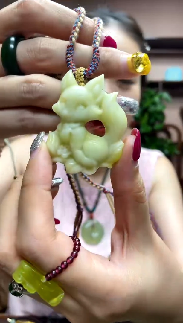 岫玉未镶嵌颈饰·