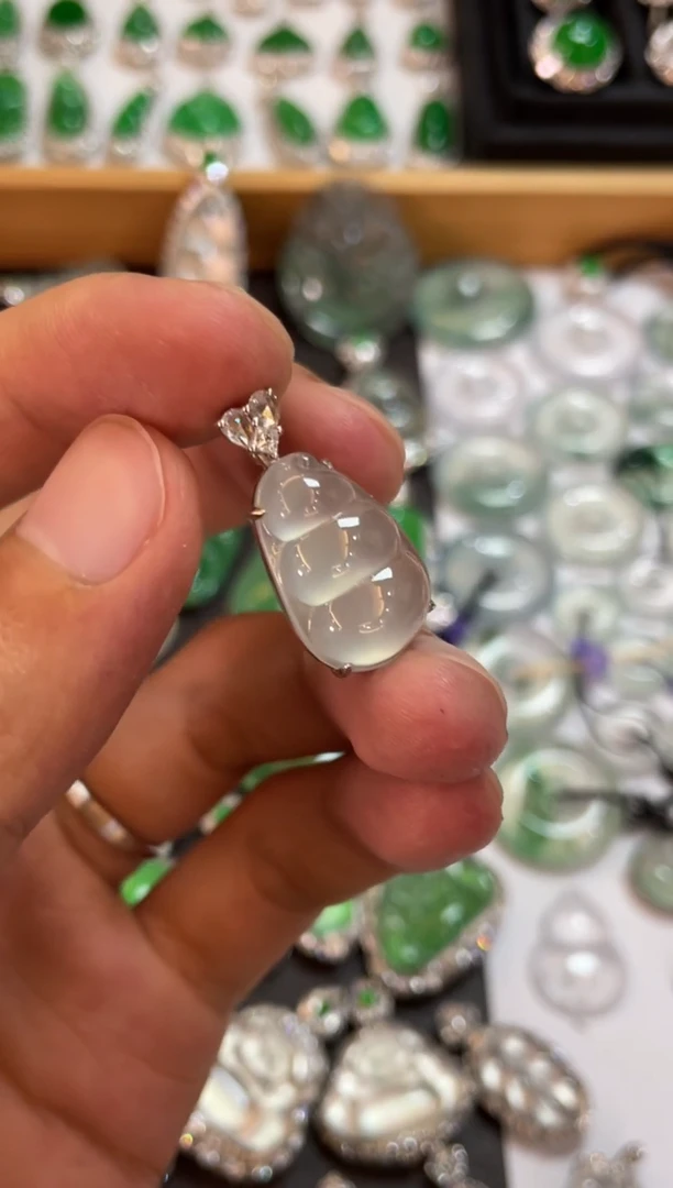 翡翠18K金镶嵌吊坠(不含链)豆子