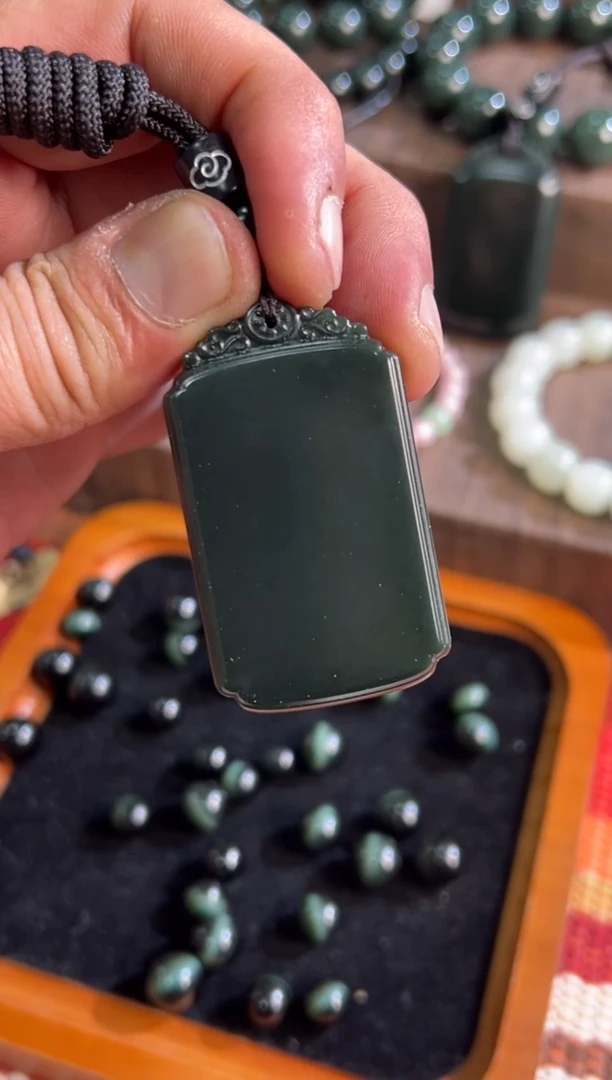 吊坠(赠链)未镶嵌和田玉老塔青无事牌