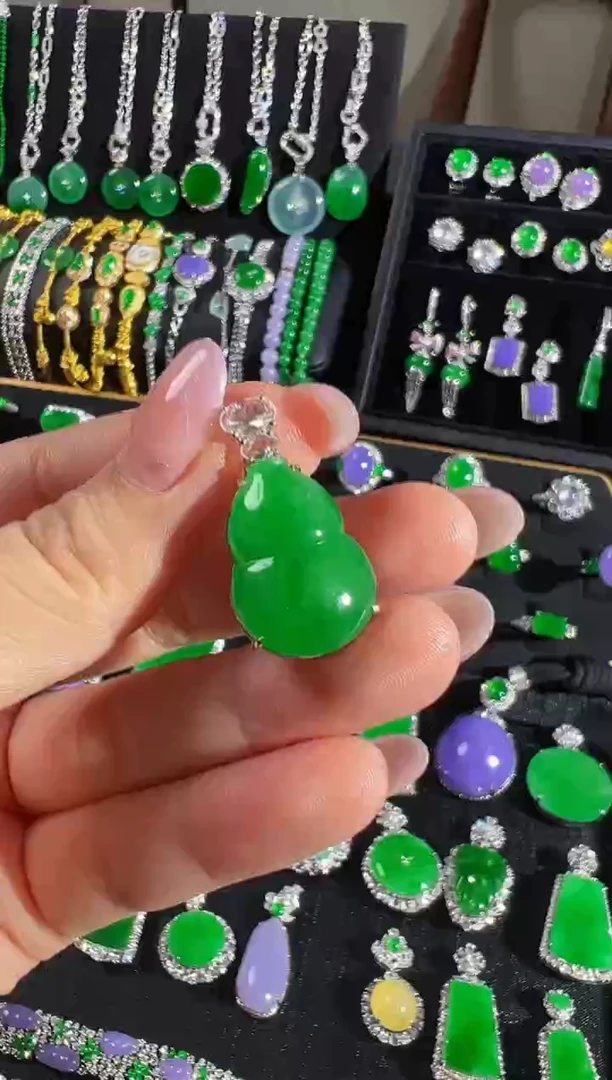 吊坠(不含链)18K金镶嵌翡翠葫芦吊坠