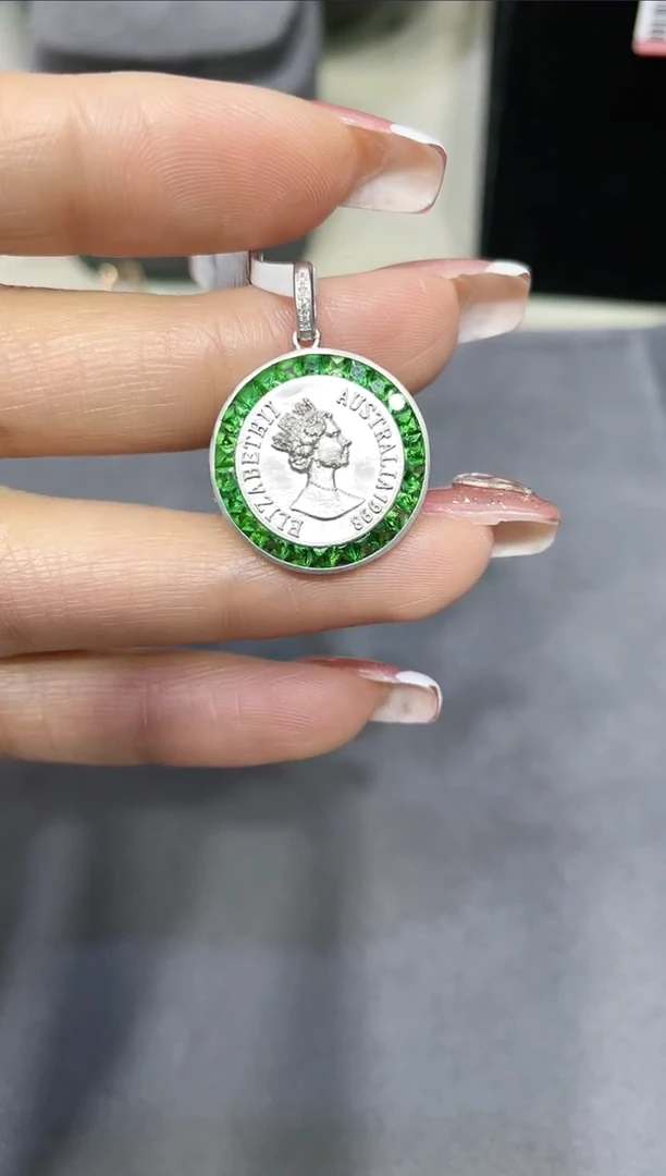 18K金镶嵌天然石榴石（沙弗莱）吊坠