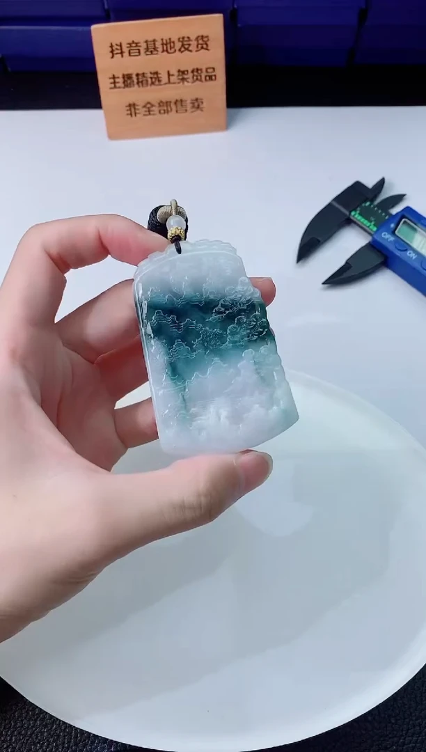 翡翠未镶嵌颈饰  `