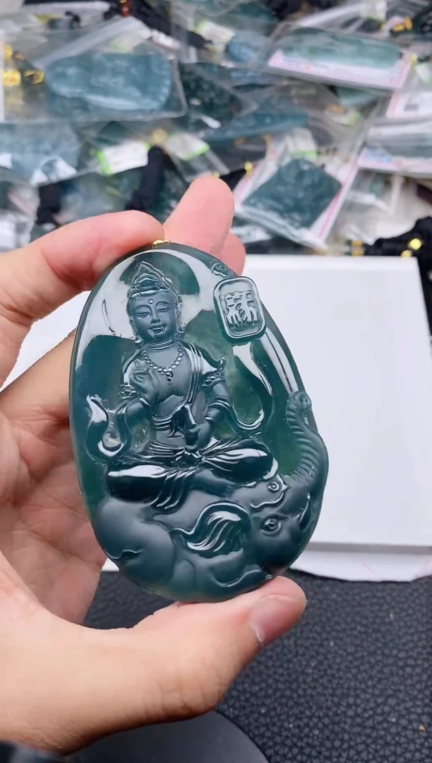 颈饰未镶嵌翡翠