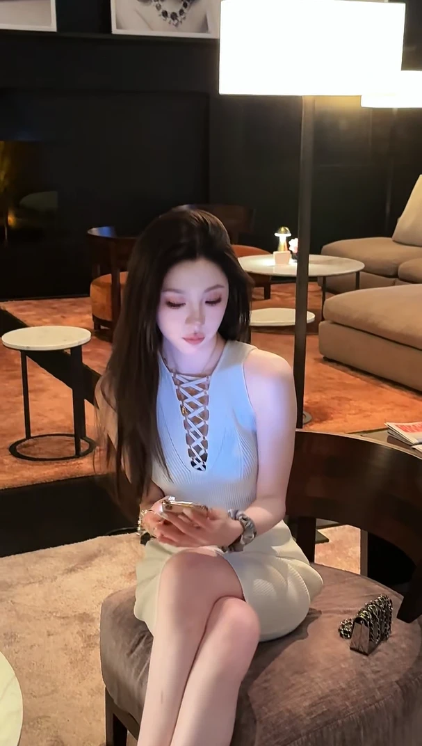 超绝绑带裙夏季2025新款性感气质弹力修身显瘦包臀V领连衣裙女潮