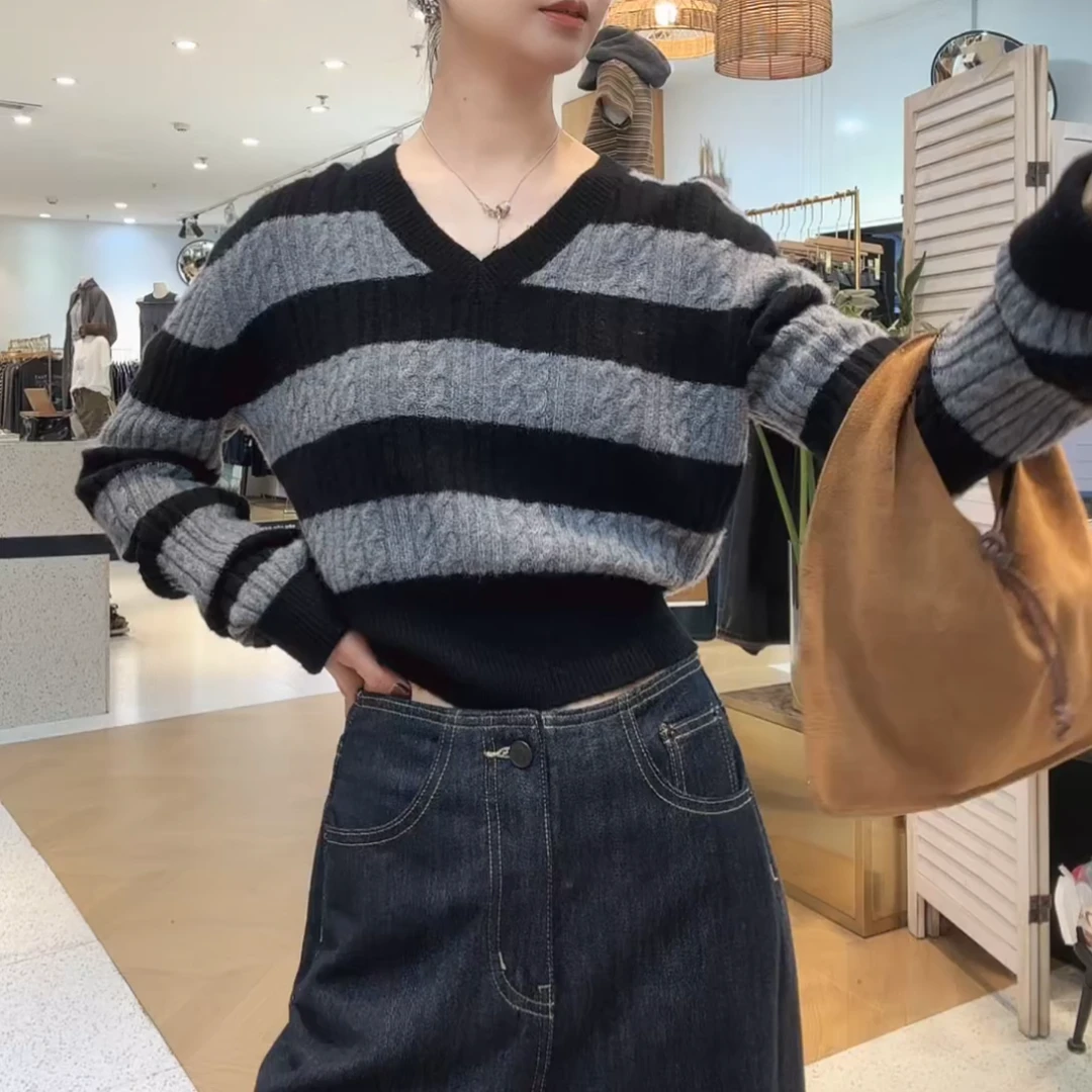 2025秋冬新款网红撞色显瘦条纹针织时简约款上衣LK2506716