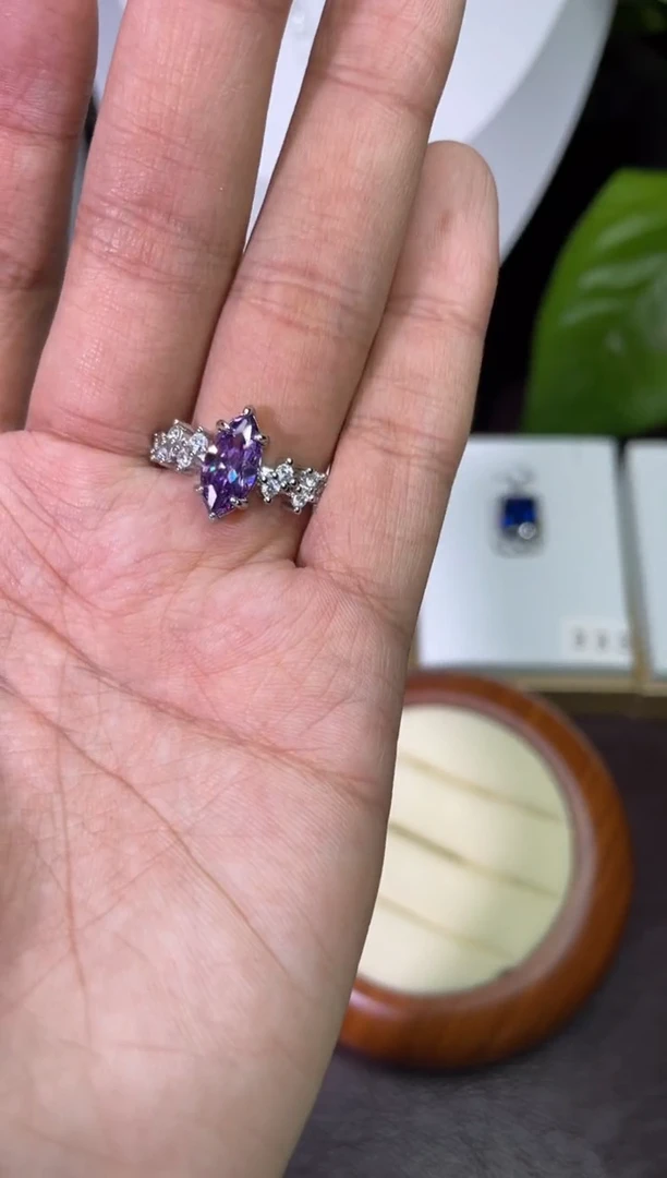 合金合成钻石紫宝马眼戒指