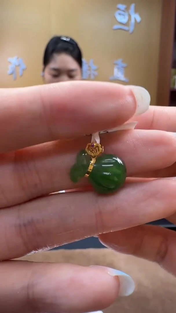 颈饰18K金镶嵌和田玉挂件