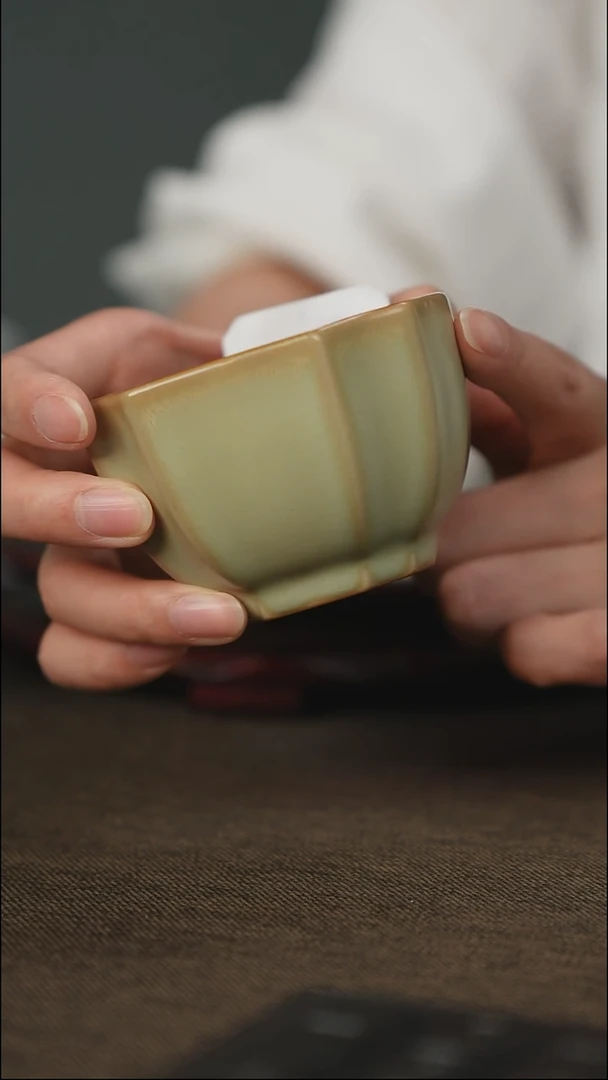 粉青 四瓣葵口杯 带底款