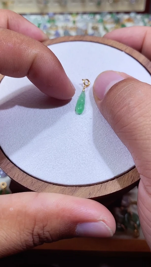 颈饰18K金镶嵌翡翠111111