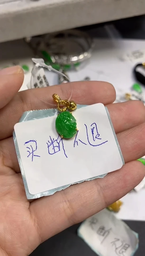 颈饰18K金镶嵌翡翠吹****刀颈饰 18K金镶嵌 翡翠