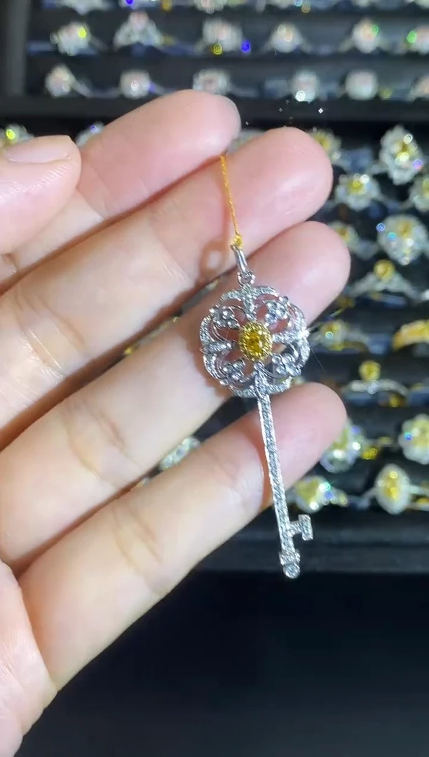 18K金镶嵌吊坠钻石200