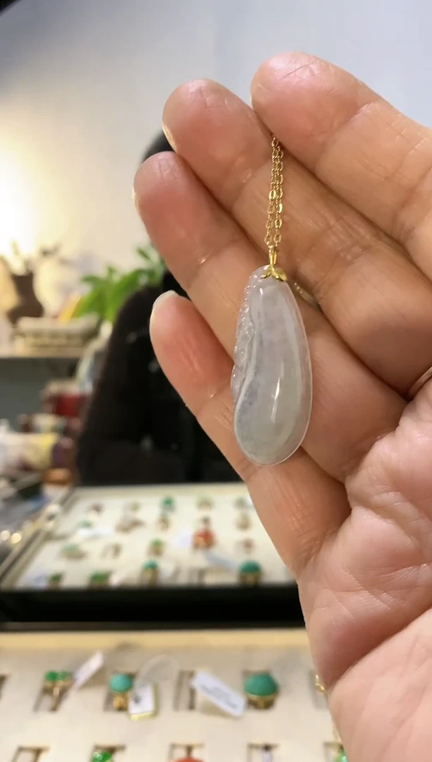 颈饰18K金镶嵌翡翠吊坠