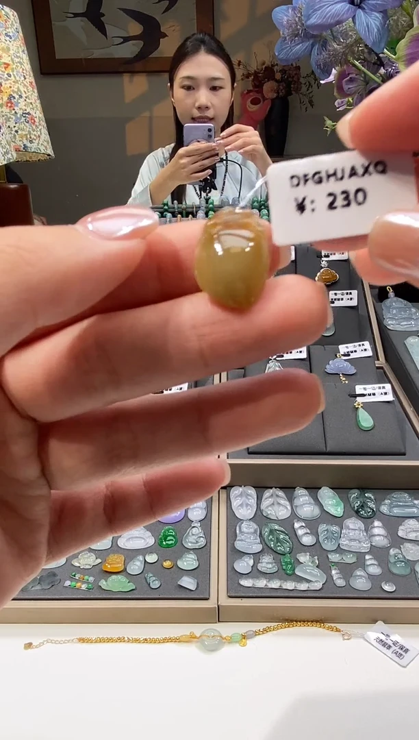 颈饰未镶嵌翡翠寿桃