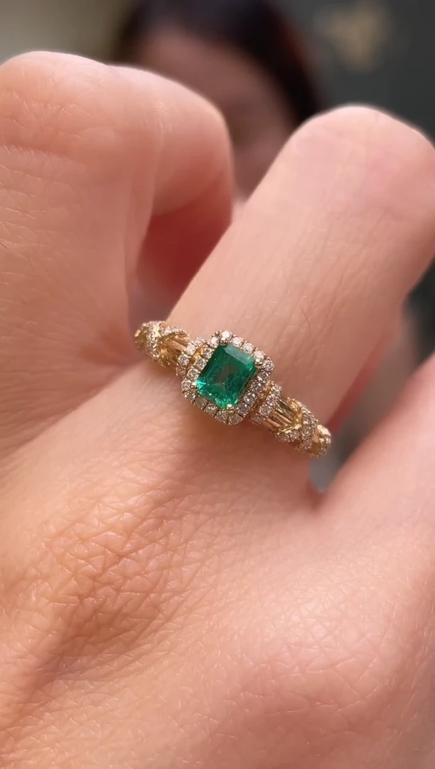 18K金镶嵌戒指祖母绿哥伦比亚主石：0.31ct