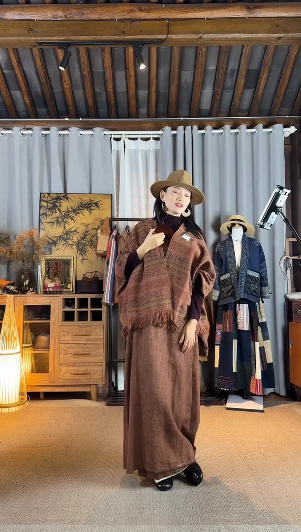 ?****?设计师款咖色彩绘斗篷