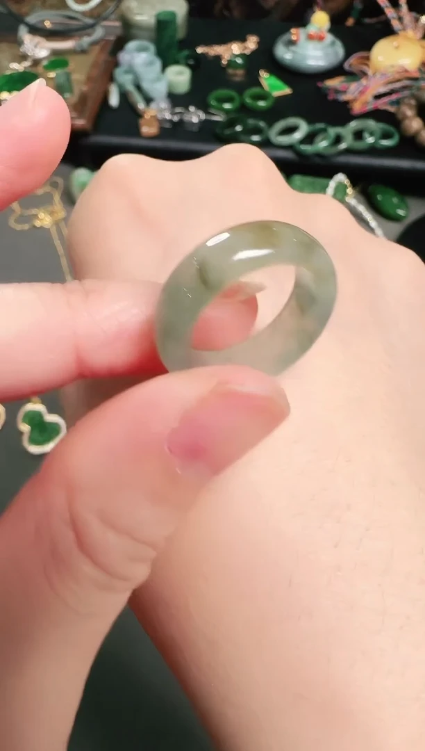 颈饰未镶嵌翡翠戒指