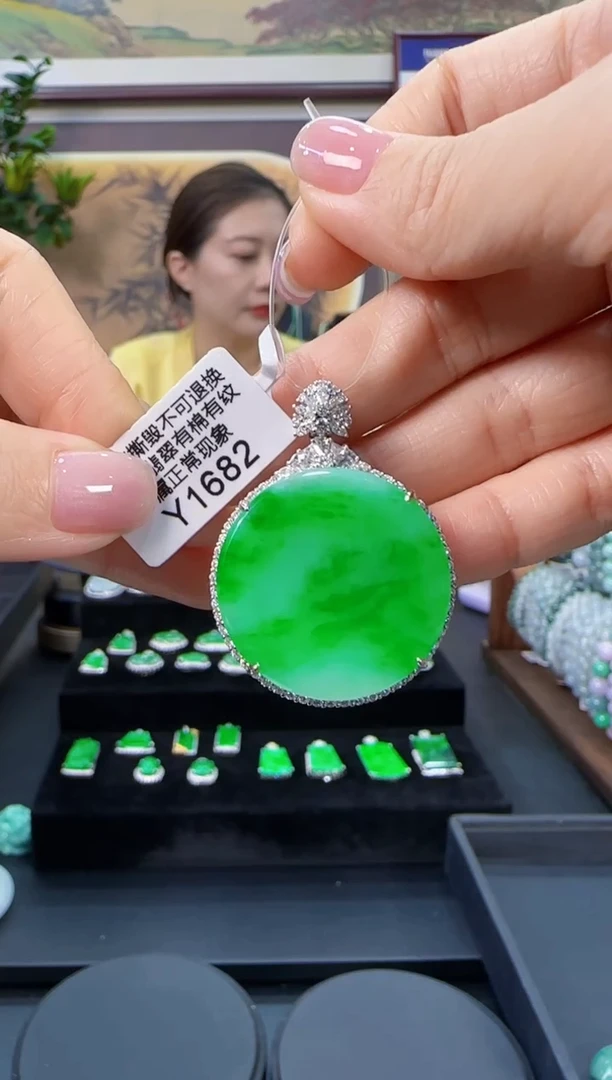 颈饰18K金镶嵌翡翠Y1682    无事牌