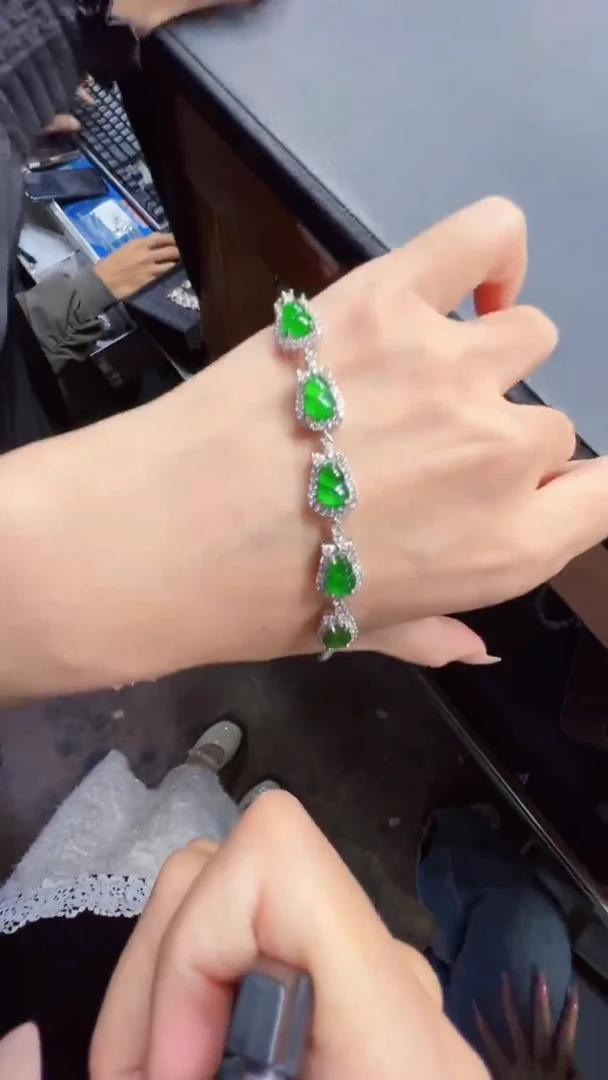 未镶嵌定制翡翠翡翠A货有轻微色差属于正常现象，手链多样性发货1