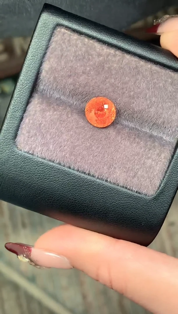 未镶嵌耳饰石榴石（芬达石）4.18克拉