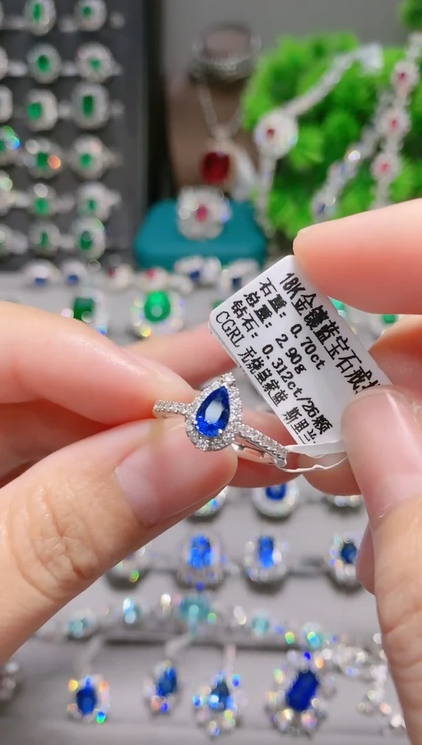 18K金戒指蓝宝石18K金镶嵌.