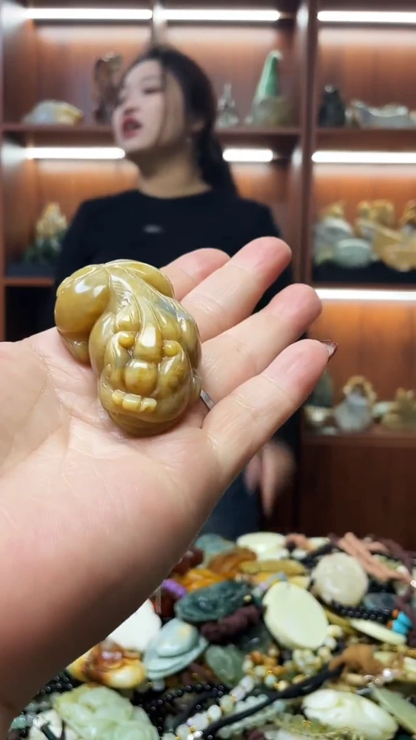 未镶嵌蛇纹石玉吊坠