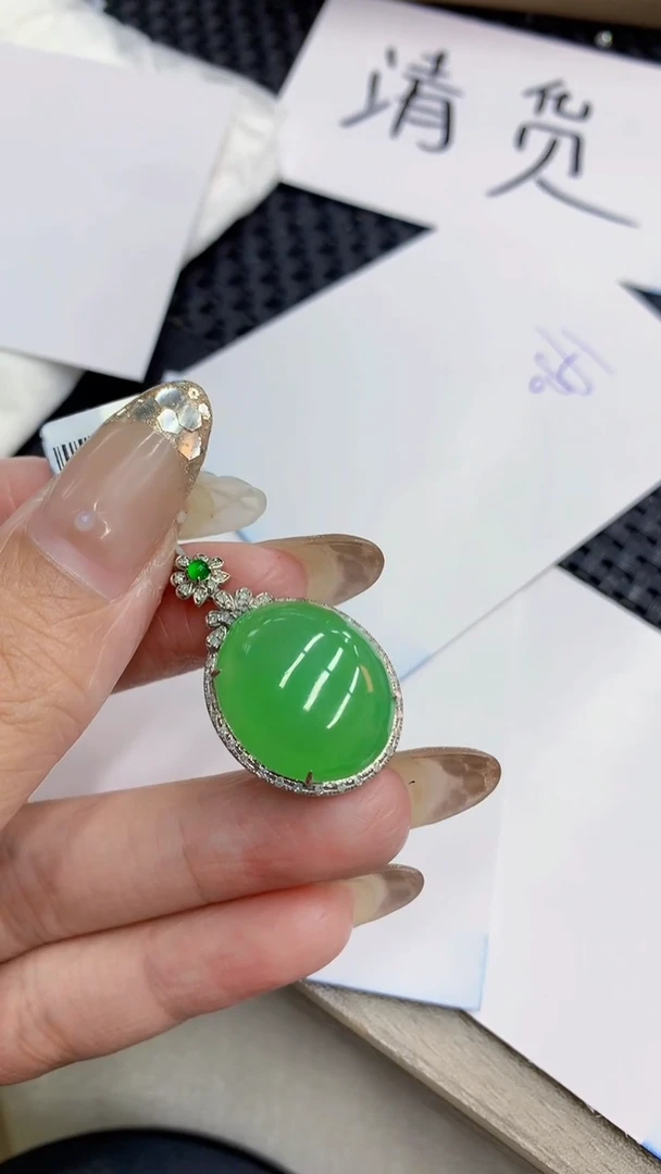 翡翠18K金镶嵌颈饰           1