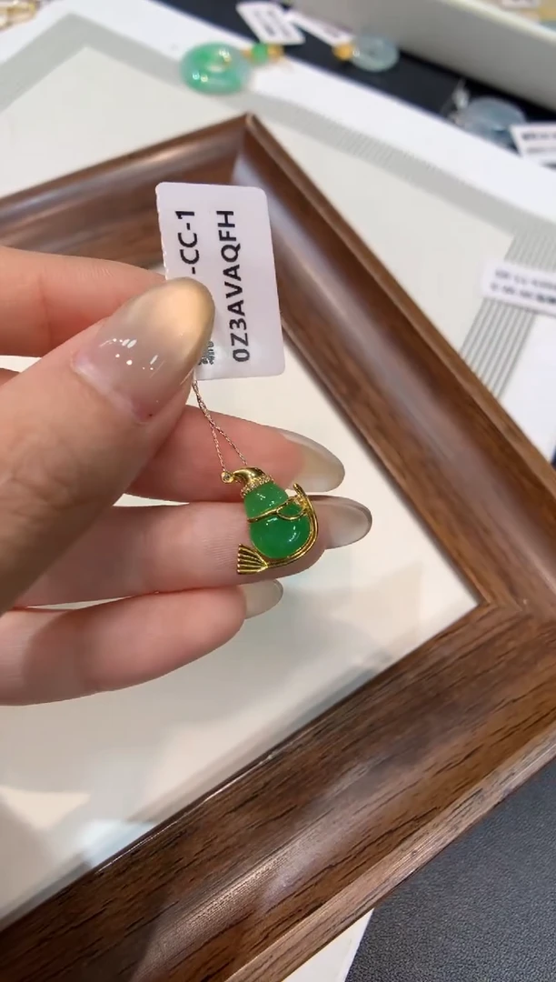 颈饰18K金镶嵌翡翠葫芦
