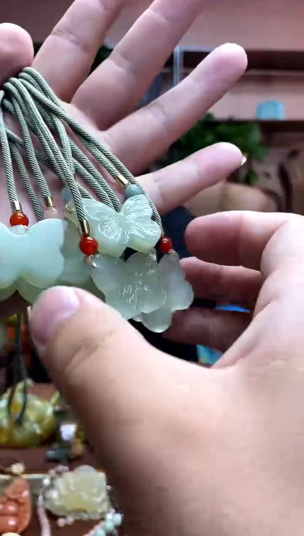 未镶嵌岫玉颈饰多样性发货发其中之一