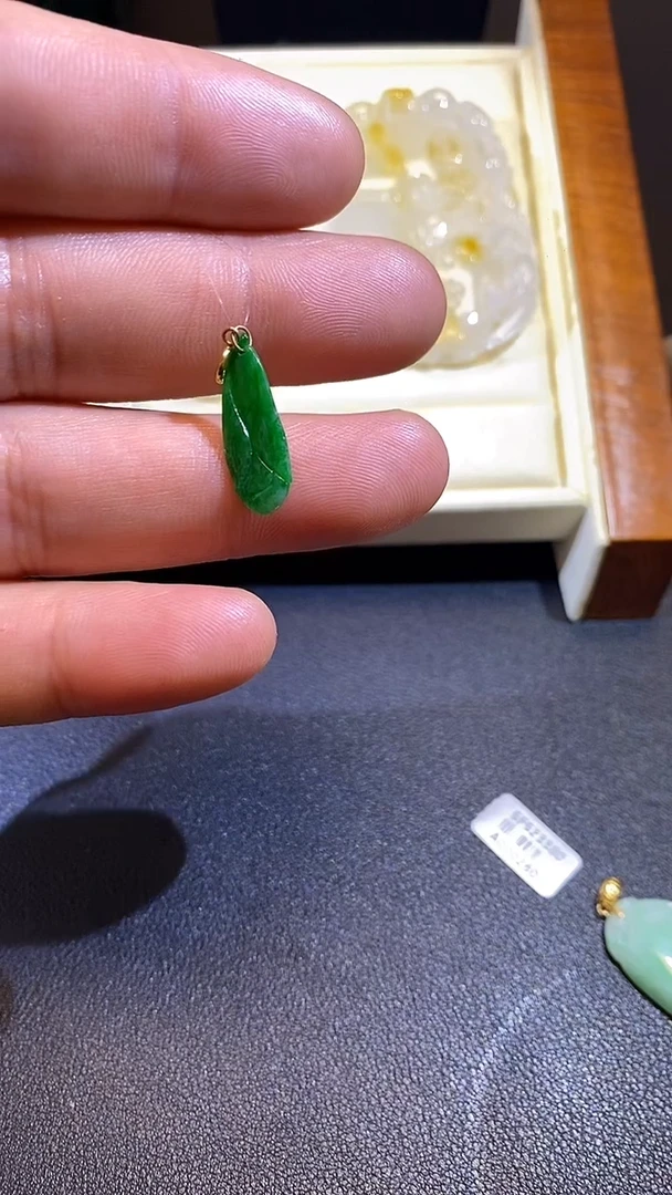 【闪购商品】翡翠吊坠(不含链)18K金镶嵌缅甸天然A货翡翠
