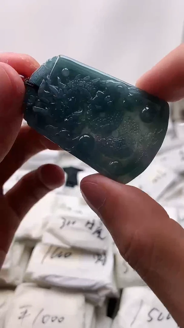 翡翠未镶嵌颈饰龙牌