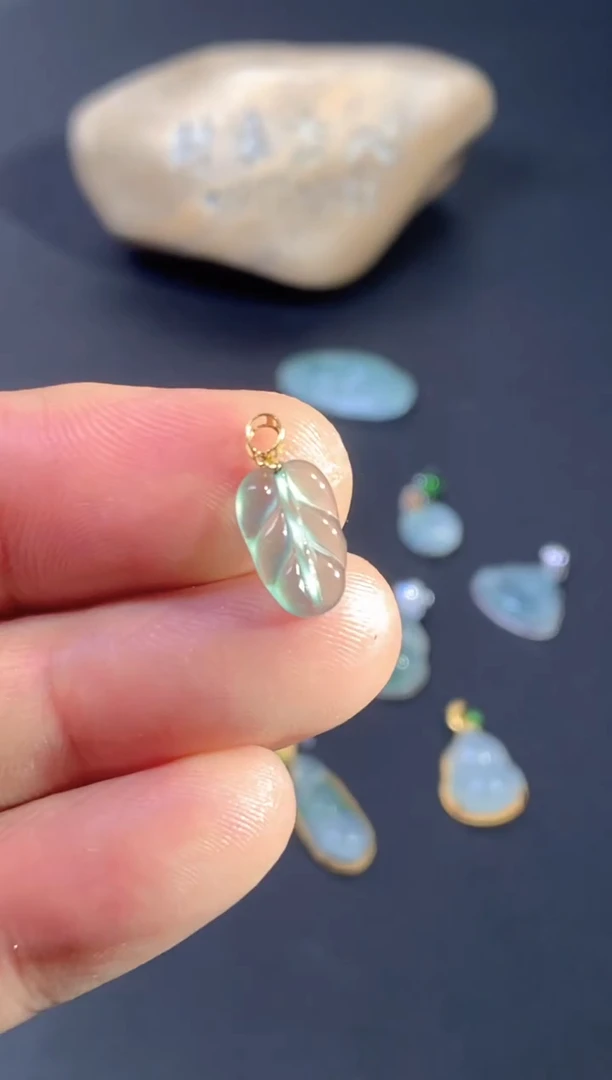 颈饰18K金镶嵌翡翠