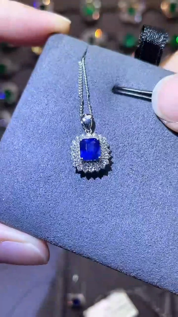 蓝宝石吊坠(不含链)18K金镶嵌皇家蓝1.18ct