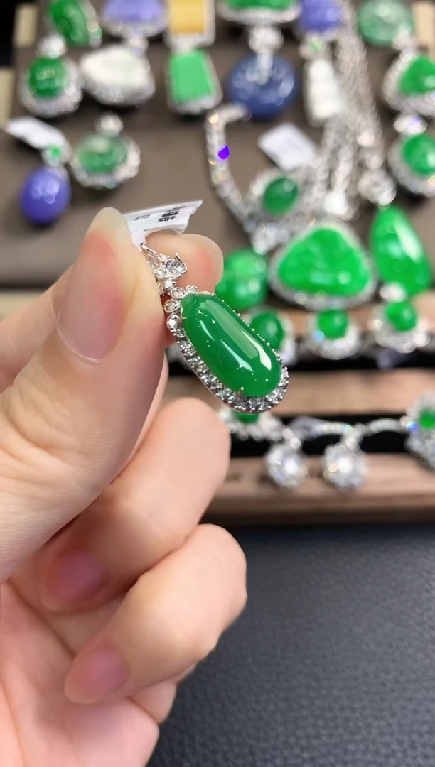 翡翠18K金镶嵌吊坠(不含链)春日珠宝 D30