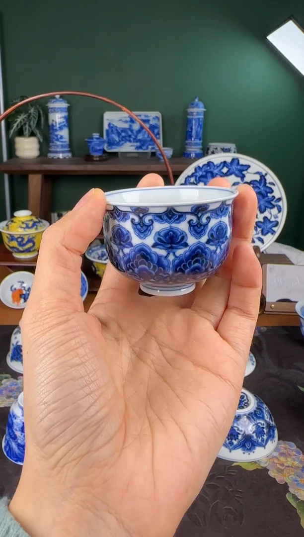 杯洪印幕明。 青花宝相。 小品茗杯