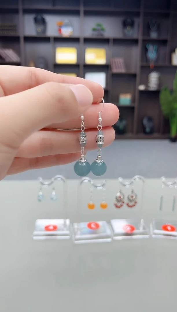 未镶嵌石英质玉（天山翠）耳钉420000