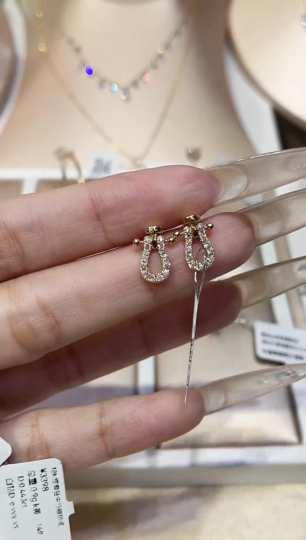 18K金镶嵌合成钻石耳饰马蹄耳钉一对 18K黄