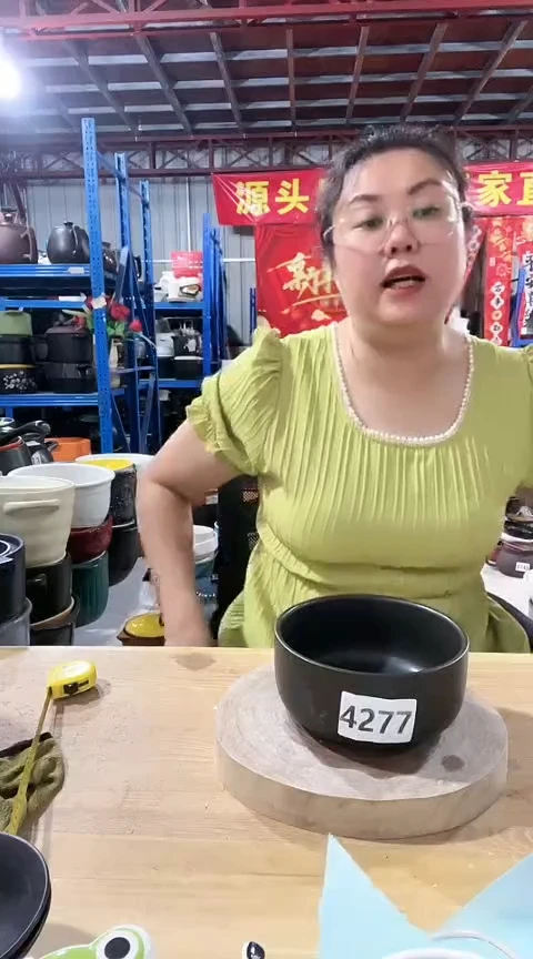 4277瑕疵黑色砂锅碗一个