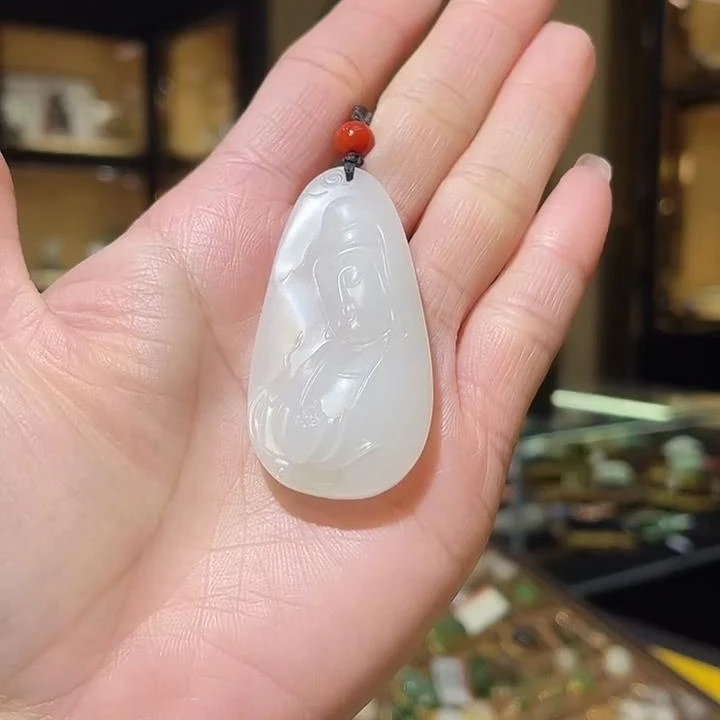 和田玉白玉观音吊坠