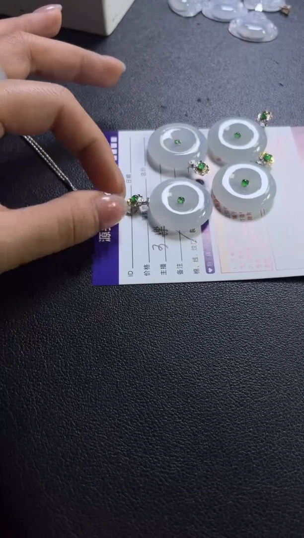 18K金镶嵌挂件翡翠平安扣/多样性发一件