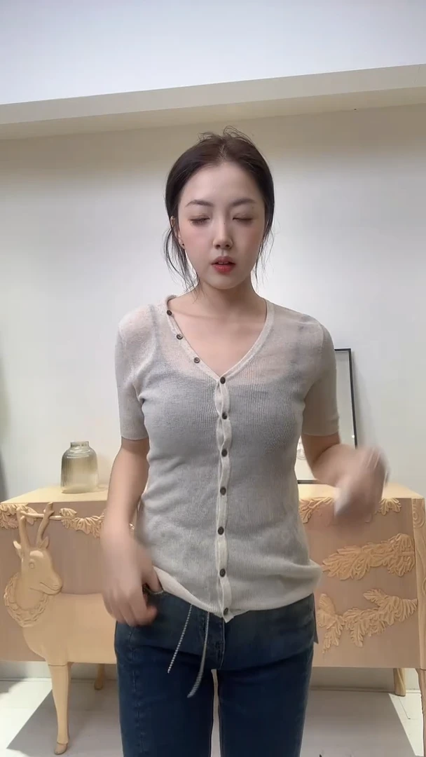 白杏色经典羊毛开衫