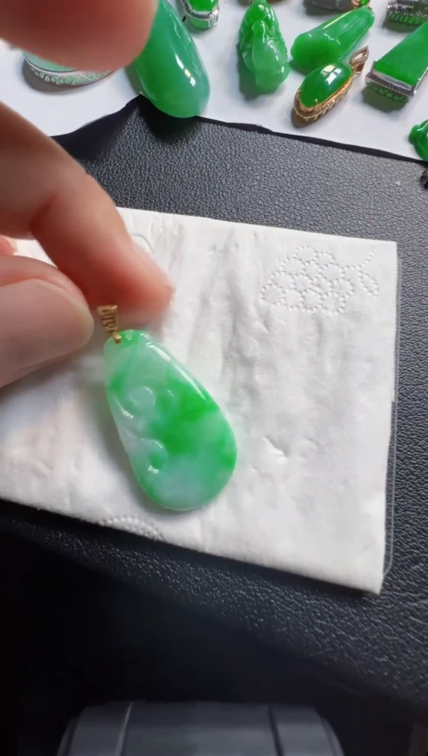 吊坠(不含链)18K金镶嵌翡翠680