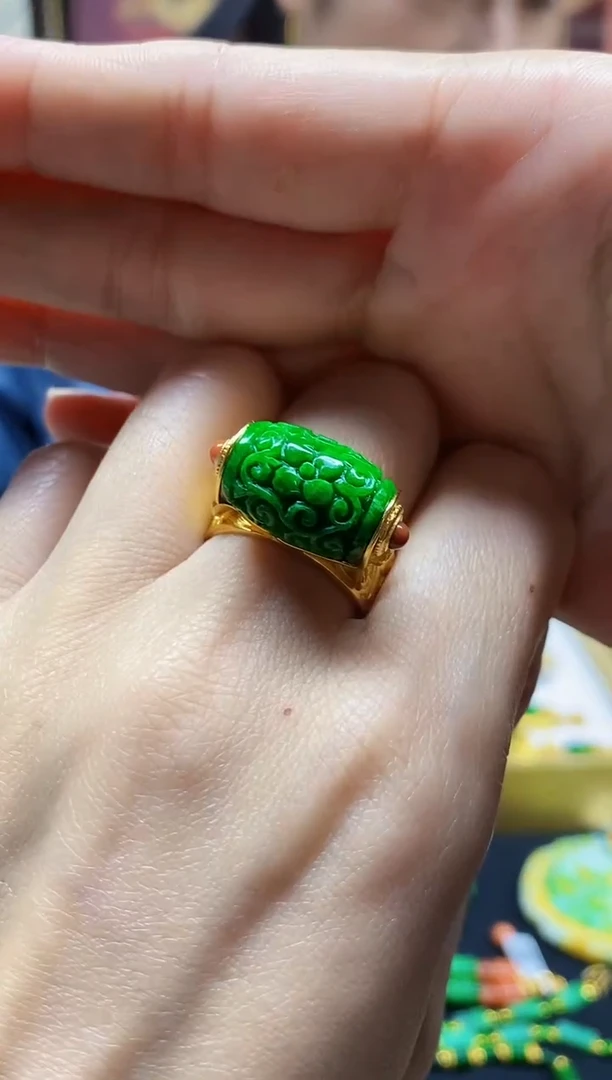 颈饰未镶嵌翡翠戒指