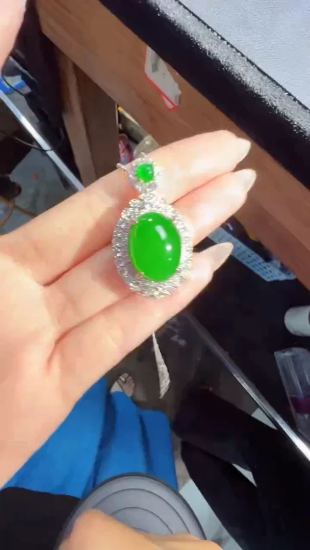 未镶嵌定制翡翠翡翠A货有轻微色差属于正常现象吊坠多样性发货1