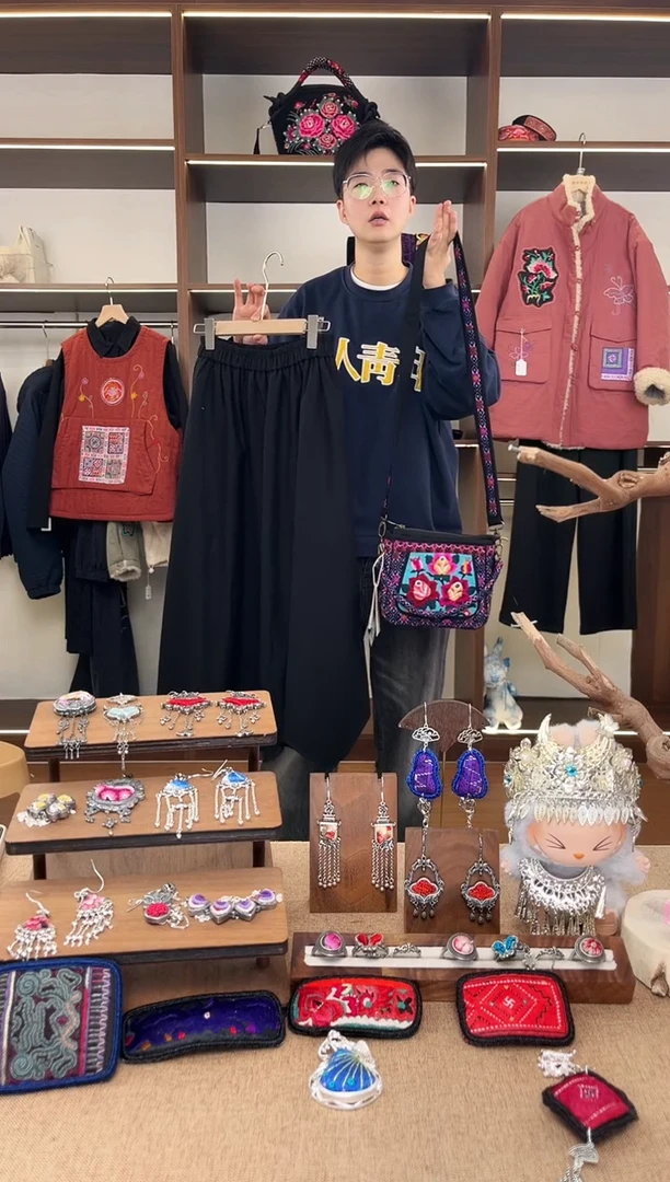 织绣七***?A16黔东南苗族刺绣 2件