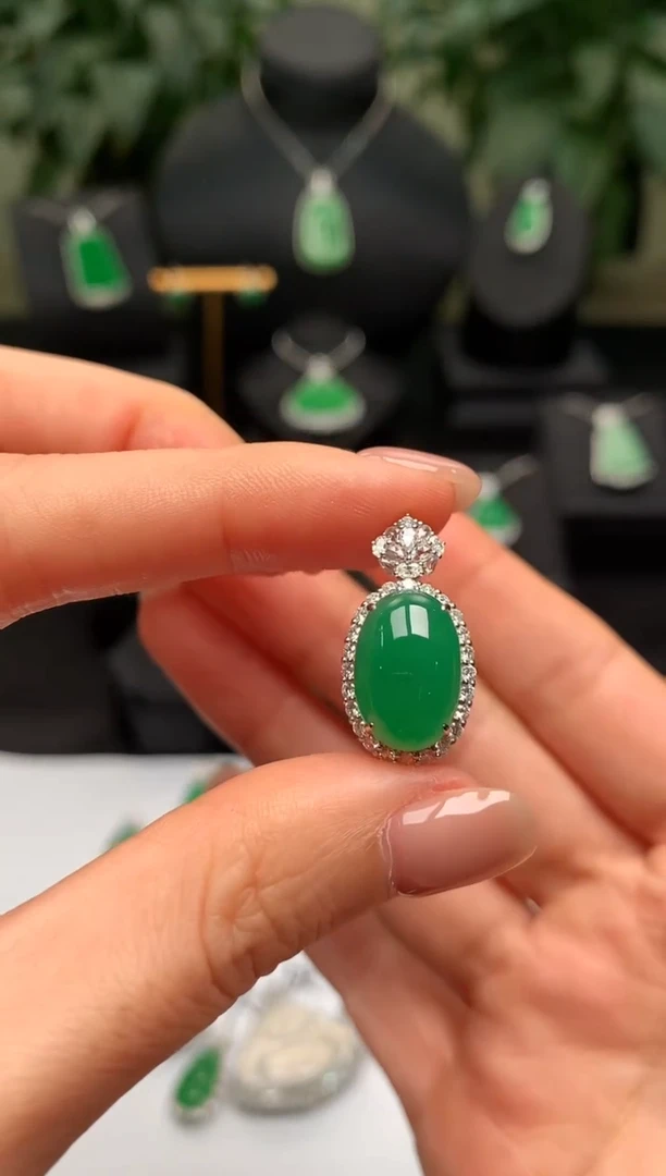 颈饰18K金镶嵌翡翠蛋面